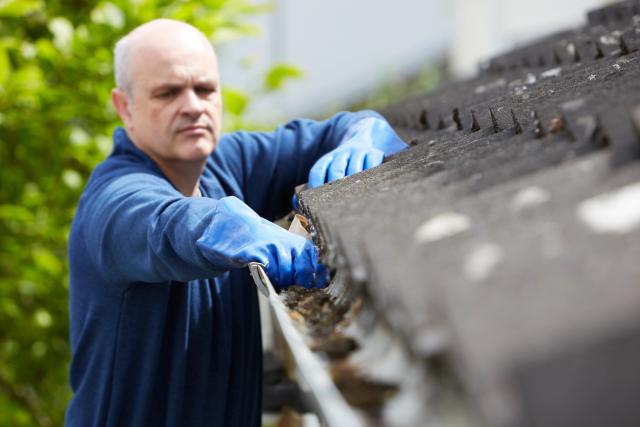 How to Clean Gutters & Downspouts: Step‑by‑Step DIY Guide